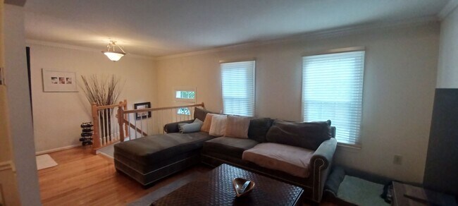 Building Photo - Luxurious And Spacious 3 Bed 2 Bath Brick ...