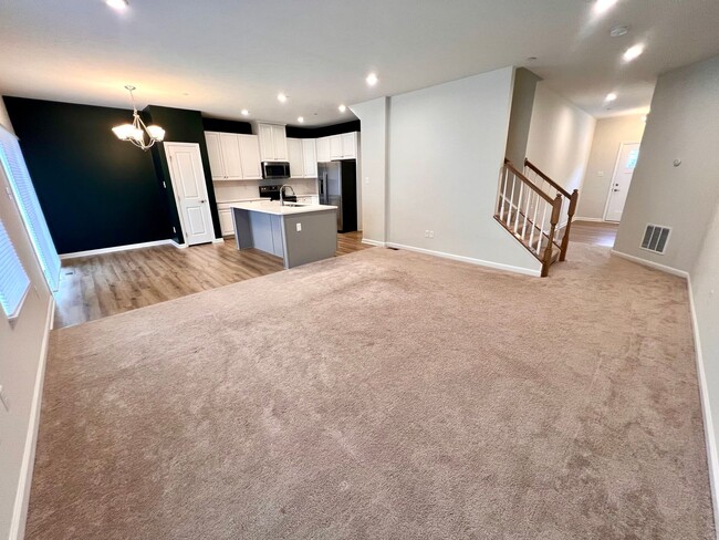 Building Photo - Stunning 3 bedroom, 2.5 bathroom End unit ...