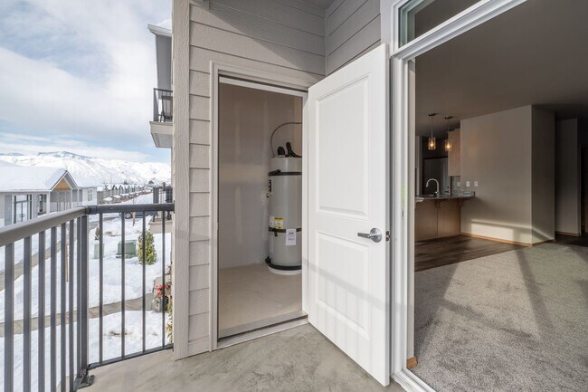 Foto del edificio - Large 2 Bedroom/2 Bath Apartment- Pet Friendly!