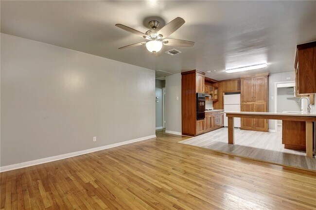 Foto del edificio - 3306 Hemlock Ave