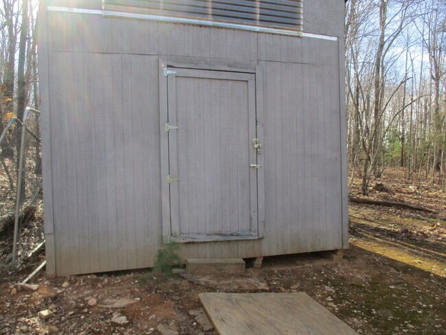 Building Photo - Nice home for country living