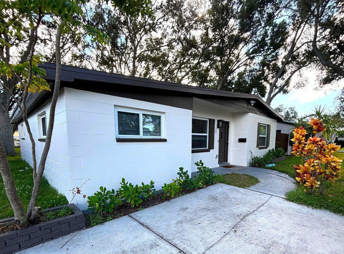 Primary Photo - Fully Remodeled 3-Bedroom + Den Home for R...