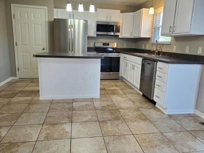 Foto del edificio - Beautiful 4 Bedroom with Backyard Deck!