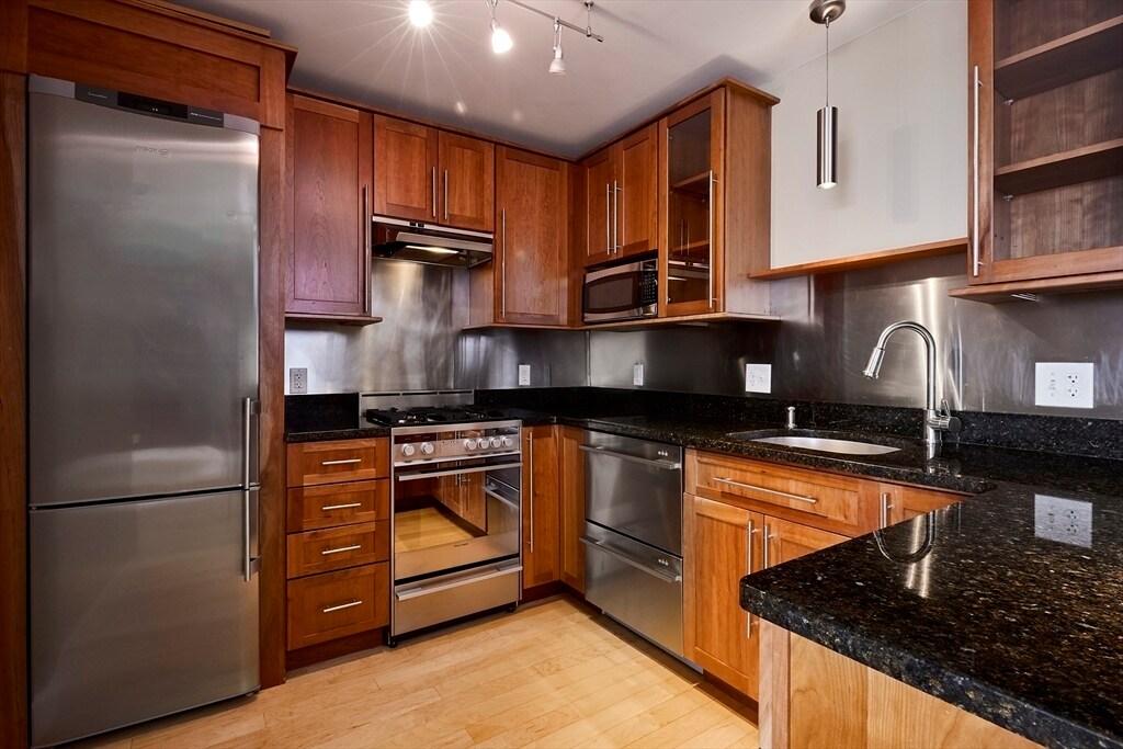Foto principal - 85 E India Row