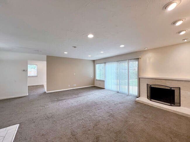 Building Photo - Stunning SJ Home w Expansive Backyard