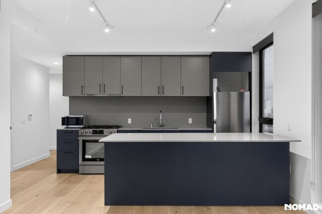 Foto del edificio - Act Fast: Luxury SoMa Corner Unit w/ EV Parking & Views