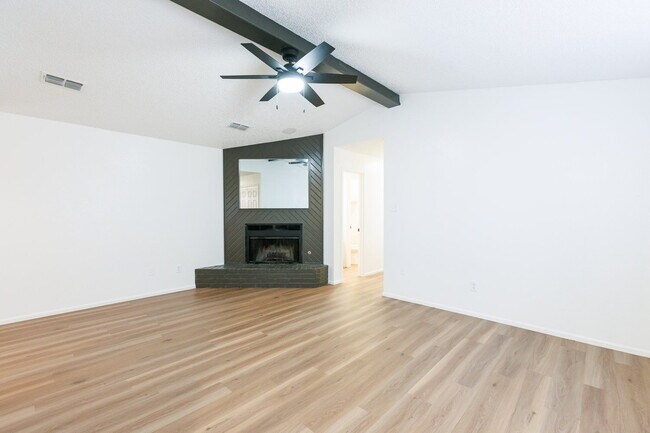 Foto del edificio - Newly Remodeled Modern 2 bedroom with a garage