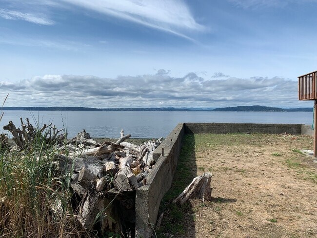 Building Photo - 4029 Beach Dr SW