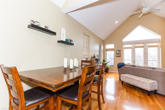 Foto del edificio - 2 br, 2 bath Condo - 928 N Wood St