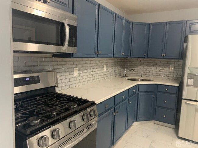 Building Photo - 396 College Dr