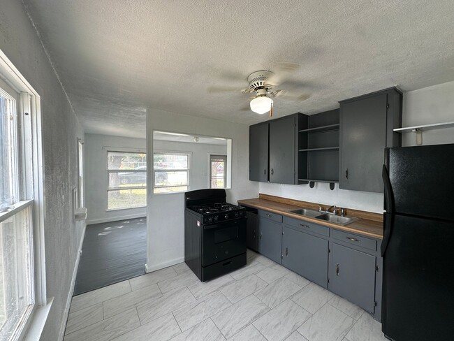 Building Photo - Spacious 2 bed with 2 car garage