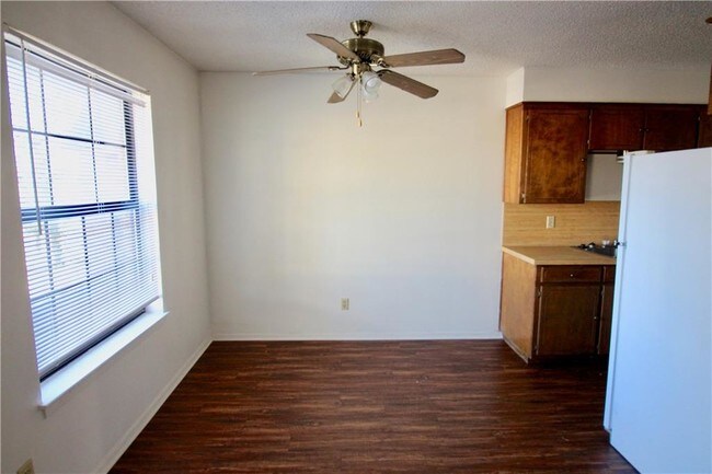 Building Photo - 511 W Oak St