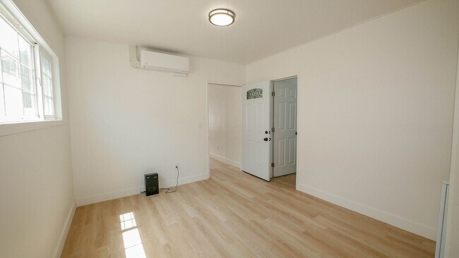 Foto del edificio - Blocks to the beach!