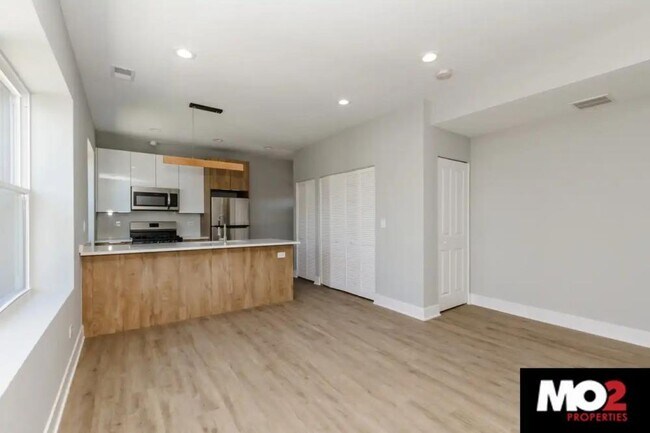 Building Photo - 3 bedroom in Chicago IL 60647