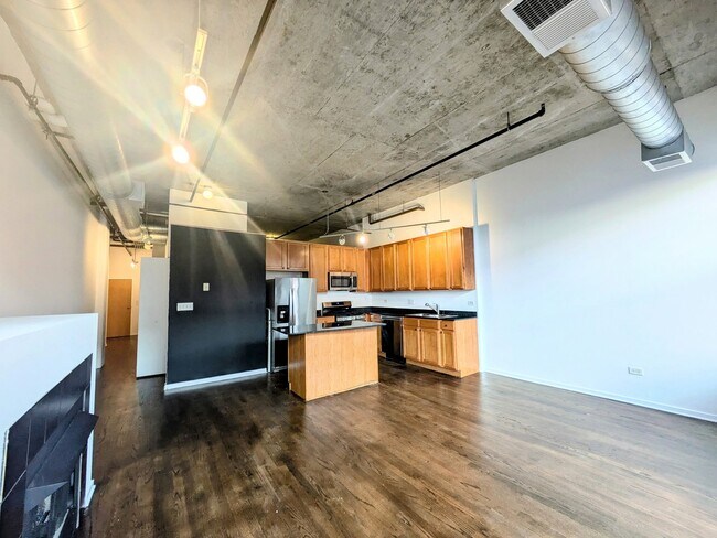 Building Photo - 933 W Van Buren St