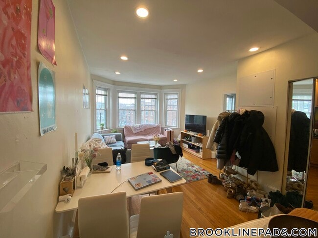 Building Photo - 69 Babcock St