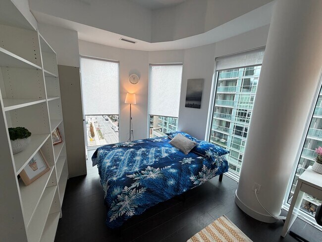 Photo du bâtiment - Flex Room with Balcony ? St Patrick St & Dundas St W