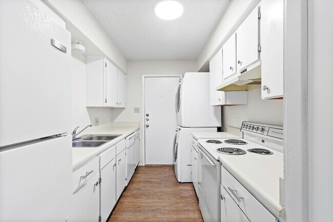 Building Photo - Spacious 2 Bedroom Apartment - Parking - Near Bus Route!