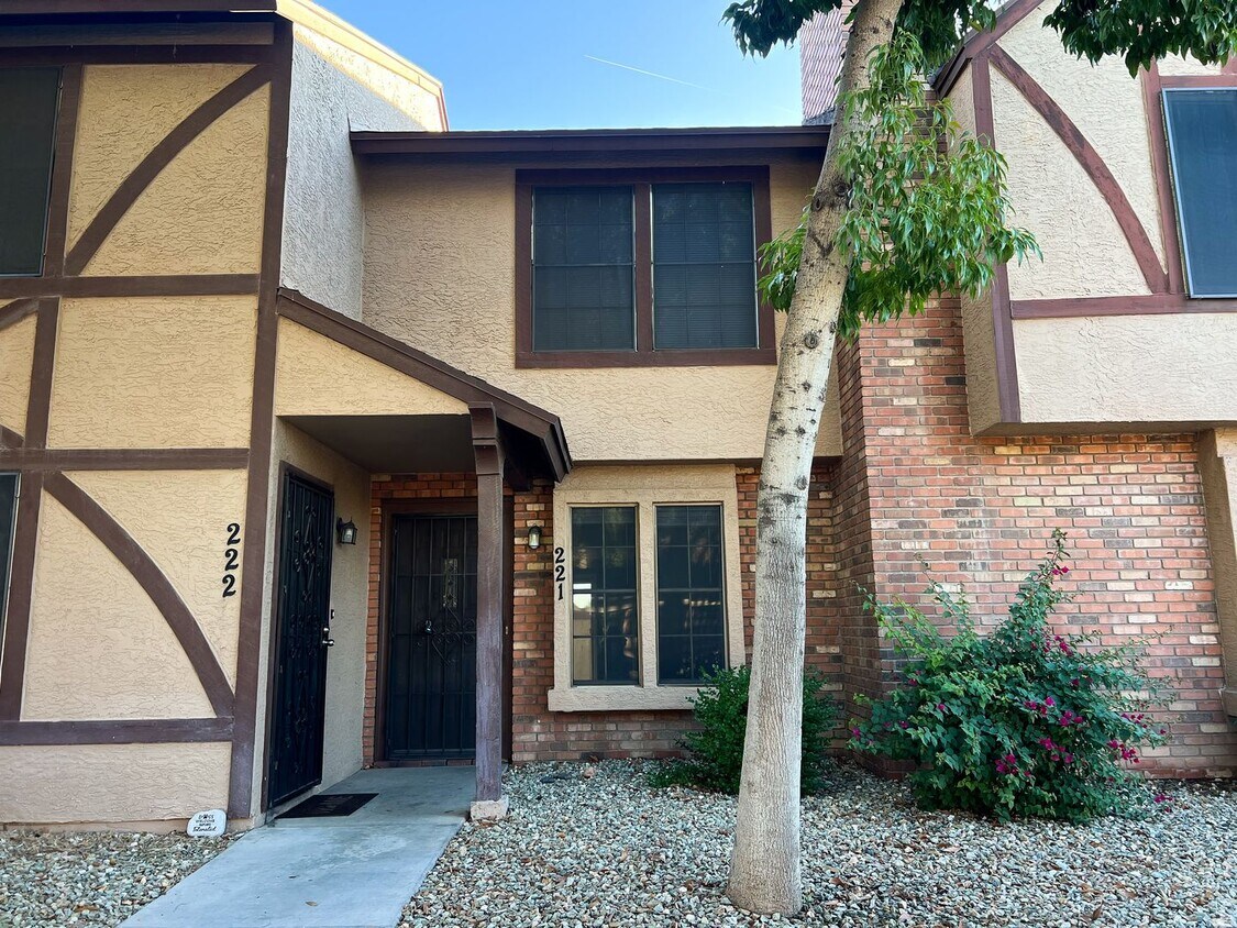Foto principal - MOVE IN SPECIAL! Updated 2 Bed/2.5 Bath To...