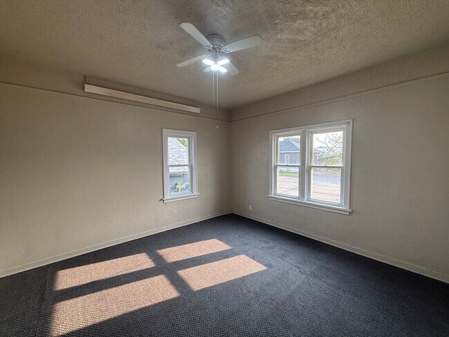 Foto del edificio - Pet Friendly, One Car Detached Garage, Own...