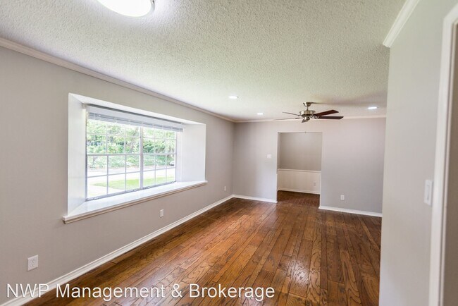 Foto del edificio - 3 br, 2 bath House - 1825 Courtney Dr.
