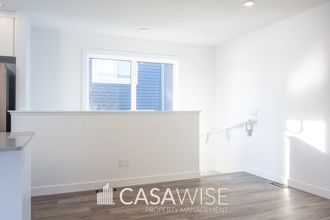 Building Photo - 1527G Plum Circle SW
