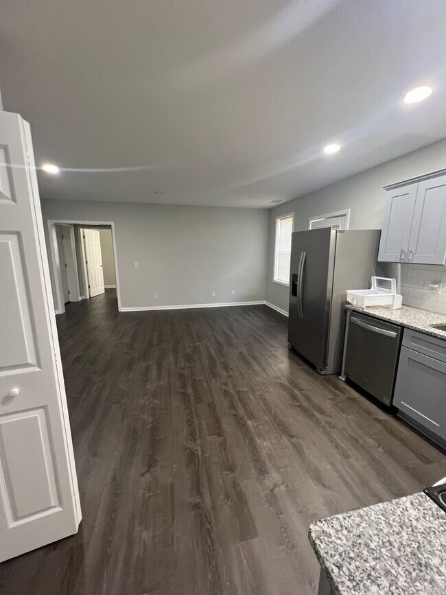 Building Photo - Newly Renovated 2 bed/1 bath apartment (Do...