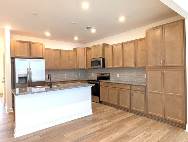 Building Photo - Beautiful, 2 story, end-unit, Townhome located in the Bell Glen Community!