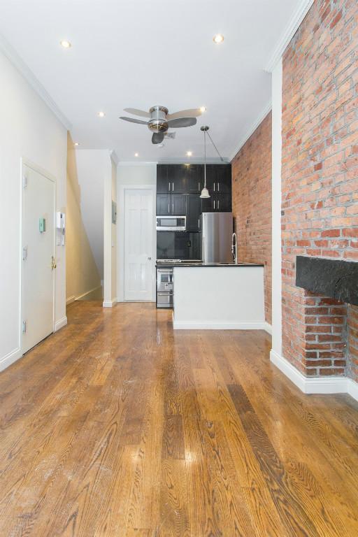 Foto principal - 279 E 10th St