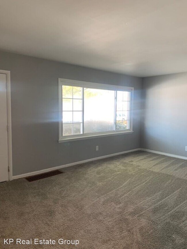 Building Photo - 4 br, 1.5 bath House - 975 E. Dunedin Rd.