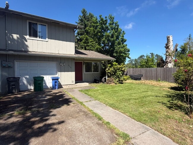 Foto del edificio - Nice 2/Bedroom 1-1/2 Bath Duplex In Bethel Area