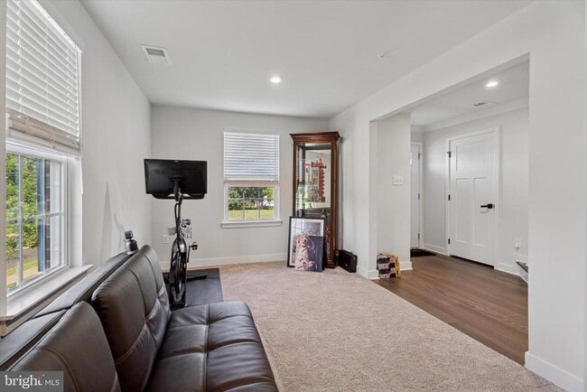 Building Photo - 102 Foxtail Wy
