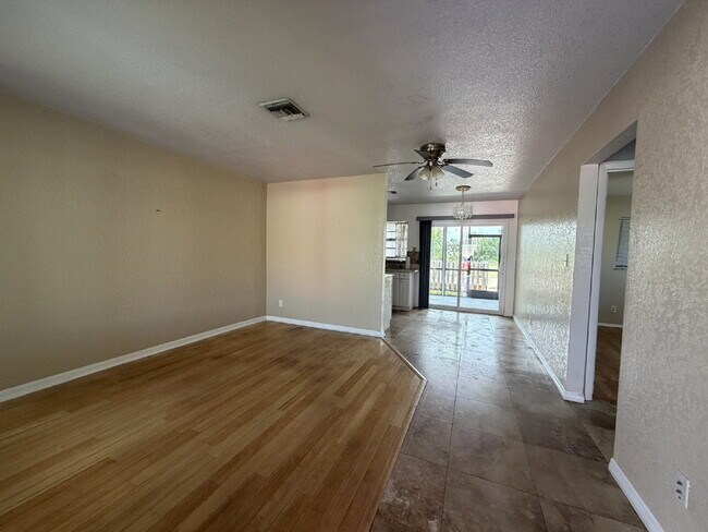 Building Photo - "Charming 2-Bedroom Duplex Retreat in Venice East!"