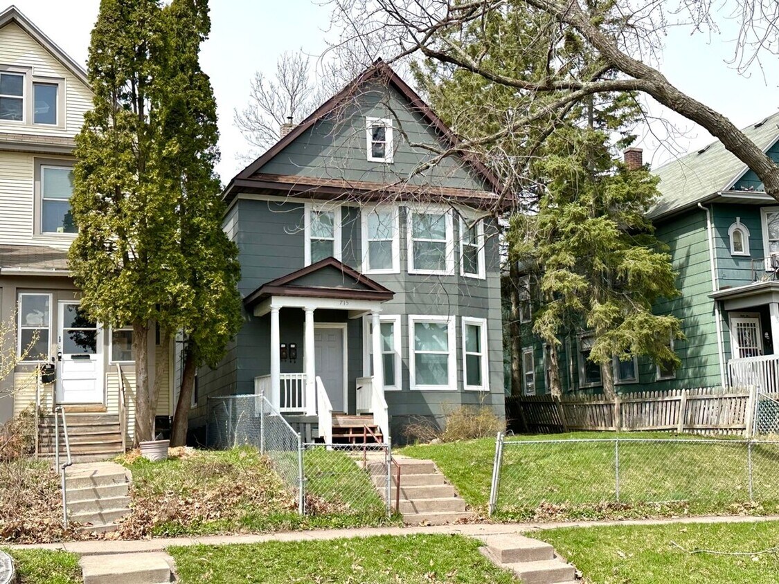 Primary Photo - 715 E 6th St