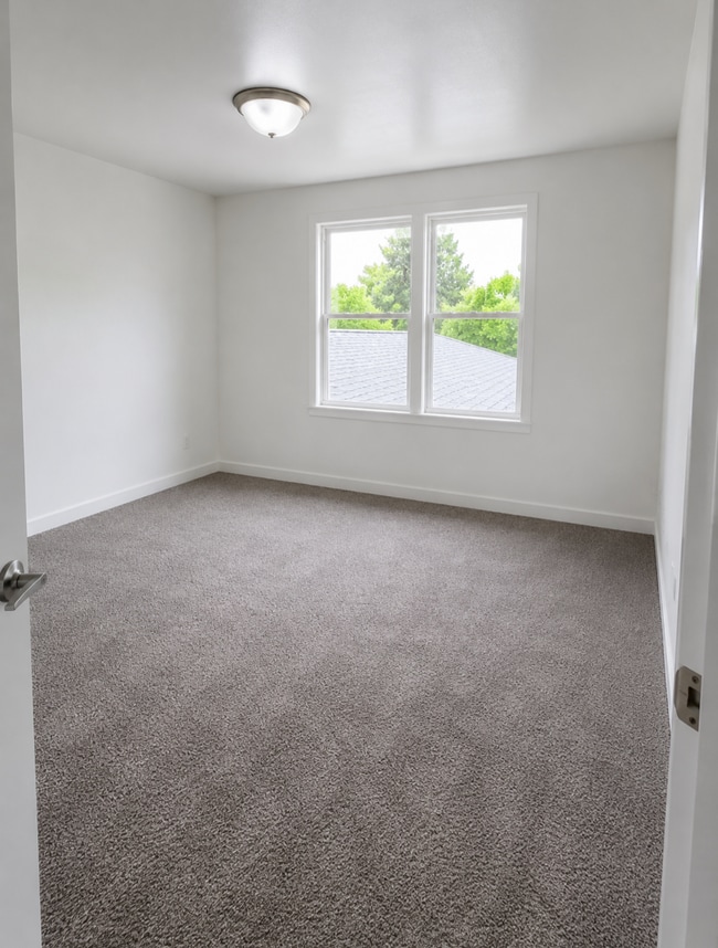 Building Photo - 811 Surrey Ln