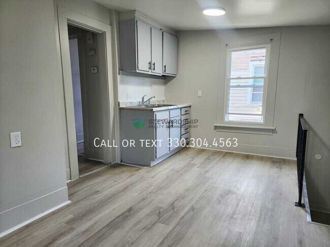 Foto del edificio - 149 Rhodes Ave
