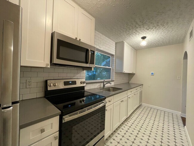 Building Photo - Beautiful 1 Bedroom, 1 Bath Apartment in C...