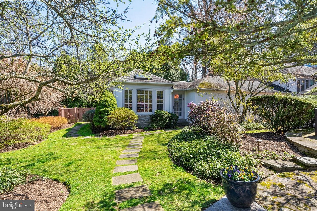 Primary Photo - 423 Colebrook Ln