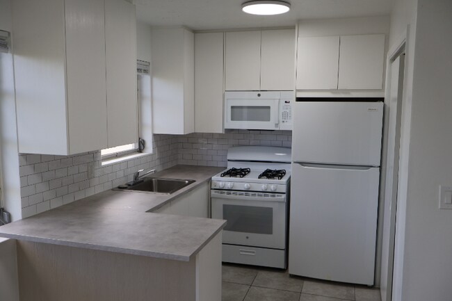 Building Photo - 5920 NW 16th Pl