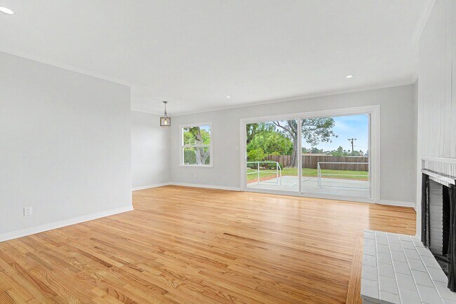 Foto del edificio - Rolling Hills Ranch House — Updated 3BR Home on a Massive Lot