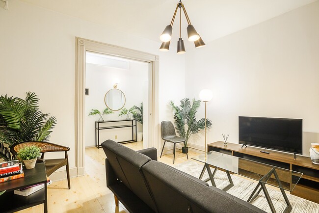 Building Photo - Queen room in 5-bed/1.0-bath Home