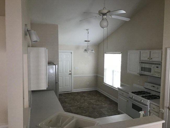 Building Photo - 2105 Yorkshire Dr