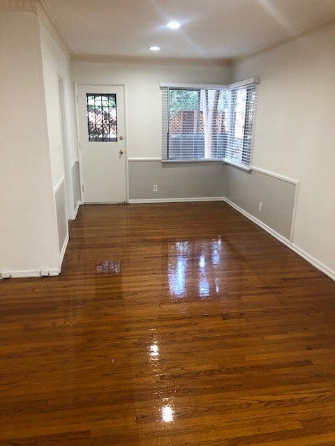 Foto principal - 2258 S Beverly Glen Blvd