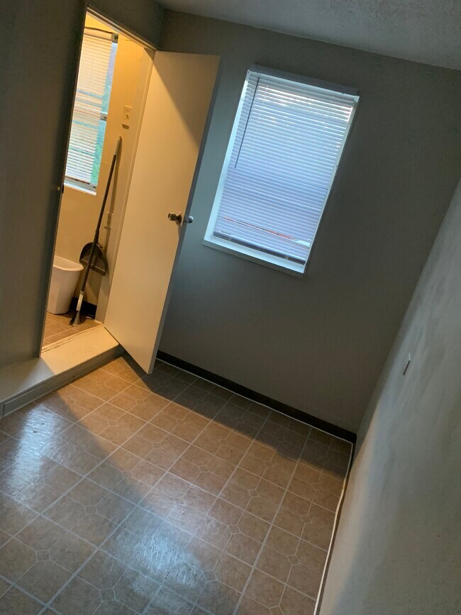 Office Room pic 2 - 7738 Emerson Road