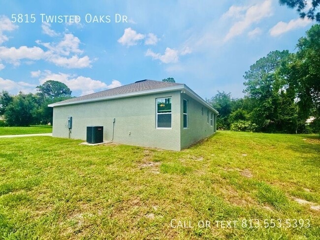 Foto del edificio - 5815 Twisted Oaks Dr