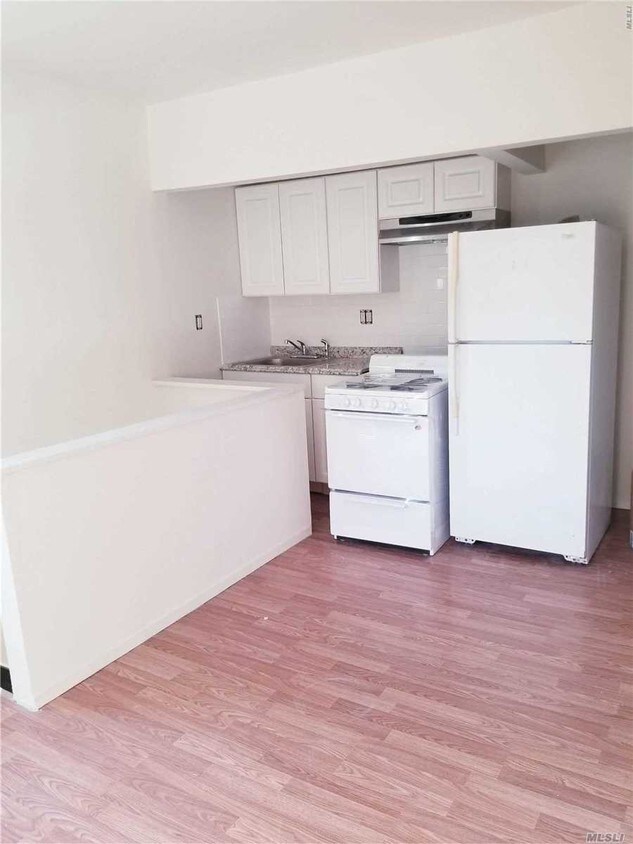 5056 Bayville Ave Unit 10, Bayville, NY 11709 Room for Rent in