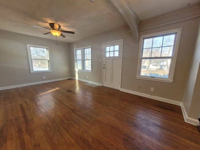 Building Photo - 2 Bedroom Home with detached garage