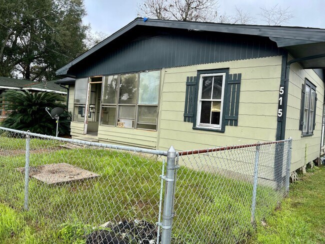 Building Photo - 3 Bedroom, 1.5 bathroom Home Available Now!
