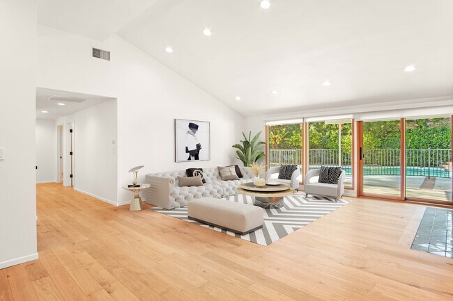 Foto del edificio - 4533 Collett Ave