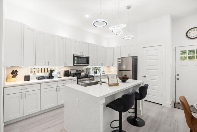 Building Photo - 8126 Panay Dr